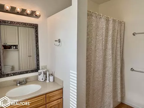 Bath - 50 E Golden Ln, Fairfield, IA 52556 photo 1 of 5