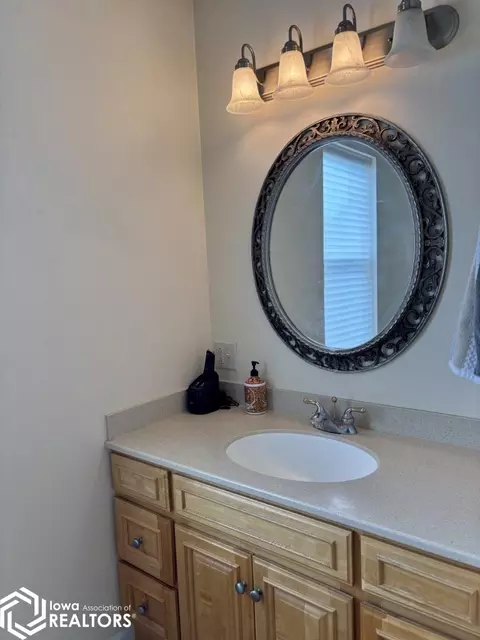 Bath - 50 E Golden Ln, Fairfield, IA 52556 photo 4 of 5