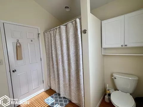 Bath - 50 E Golden Ln, Fairfield, IA 52556 photo 5 of 5