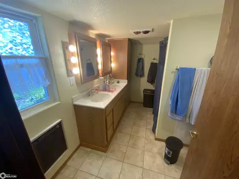 Bath - 2580 F Ave, Deloit, IA 51441 photo 1 of 2