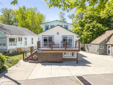 15381 1st St, Clear Lake, IA 50428