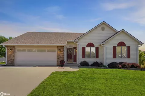 2805 Arnold Dr, Marshalltown, IA 50158