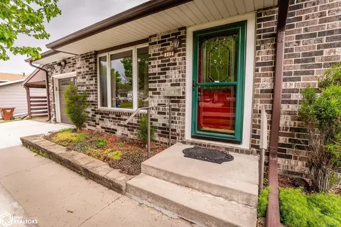 112 Thunderbird Dr, Marshalltown, IA 50158