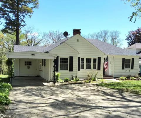 305 N Cherry St, Avoca, IA 51521