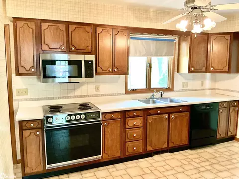 Kitchen - 817 S 10th, Centerville, IA 52544 photo 2 of 4