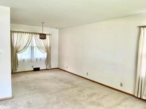 Living - 817 S 10th, Centerville, IA 52544 photo 4 of 5