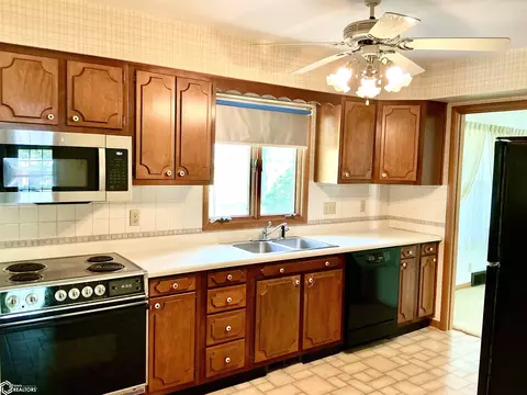 Kitchen - 817 S 10th, Centerville, IA 52544 photo 1 of 4