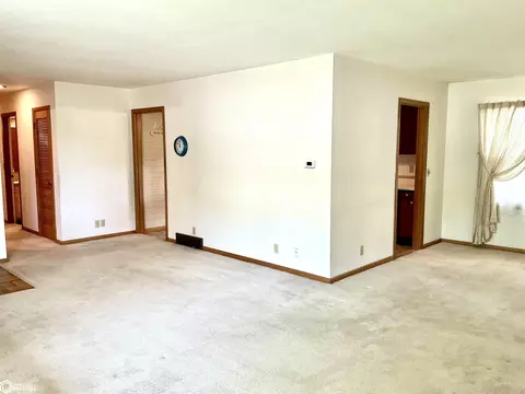 Living - 817 S 10th, Centerville, IA 52544 photo 3 of 5