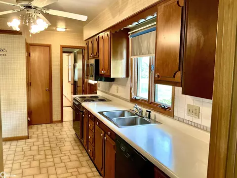 Kitchen - 817 S 10th, Centerville, IA 52544 photo 3 of 4
