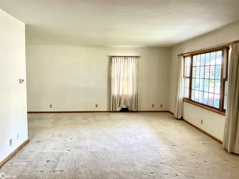 Living - 817 S 10th, Centerville, IA 52544 photo 2 of 5