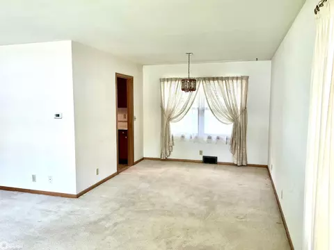 Living - 817 S 10th, Centerville, IA 52544 photo 5 of 5