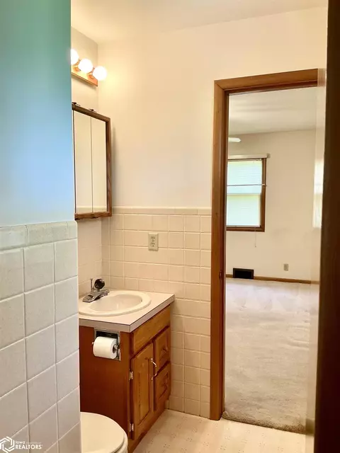 Bath - 817 S 10th, Centerville, IA 52544 photo 2 of 6