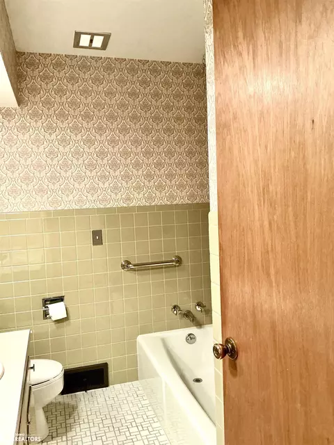 Bath - 817 S 10th, Centerville, IA 52544 photo 4 of 6