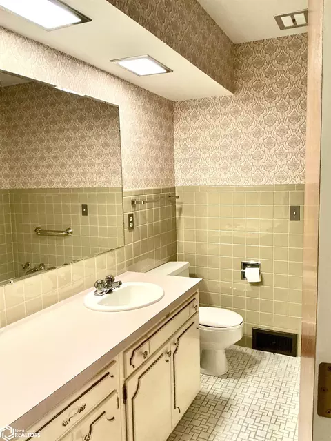 Bath - 817 S 10th, Centerville, IA 52544 photo 3 of 6