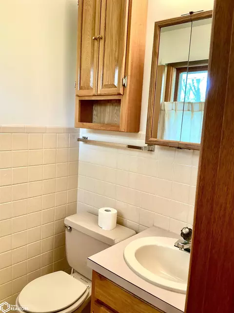 Bath - 817 S 10th, Centerville, IA 52544 photo 1 of 6