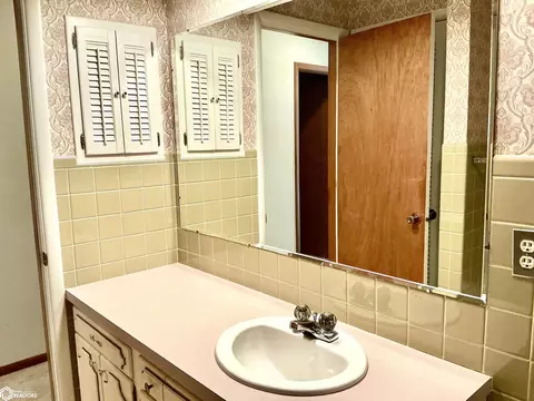 Bath - 817 S 10th, Centerville, IA 52544 photo 5 of 6