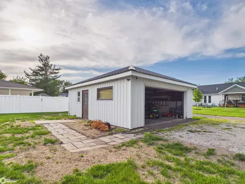 227 E Main St, Agency, IA 52530