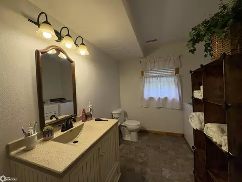 Bath - 213 S Maple, Cincinnati, IA 52549 photo 2 of 5