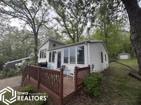 6183 NE Lakeshore Dr, Brooklyn, IA 52211