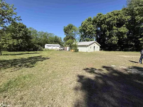 101 N 6th St, Farmington, IA 52626