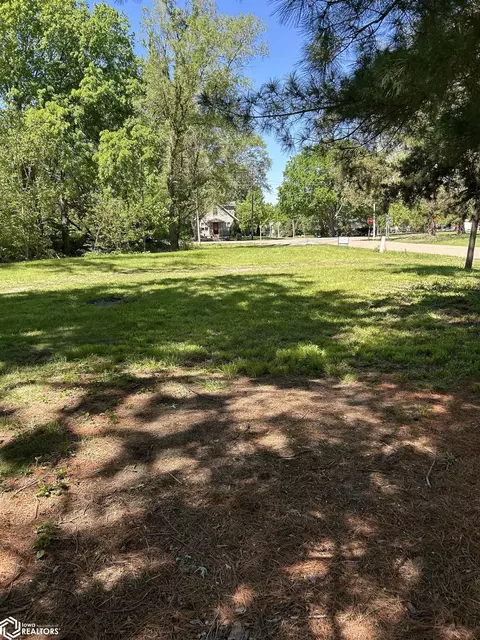 602 9th Ave W, Oskaloosa, IA 52577