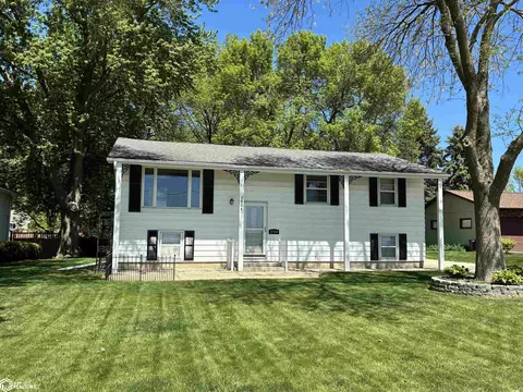 2904 N Shore Dr, Clear Lake, IA 50428
