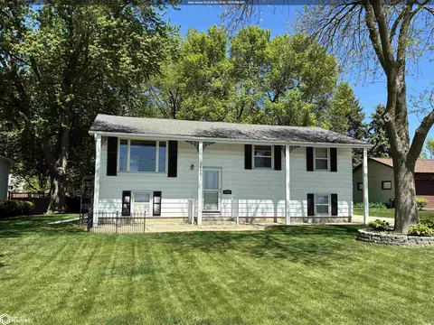 2904 N Shore Dr, Clear Lake, IA 50428