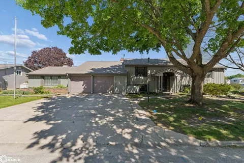 278 Lakeview Dr, Mason City, IA 50401