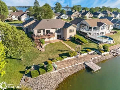 20 Lido Rd, Clear Lake, IA 50428