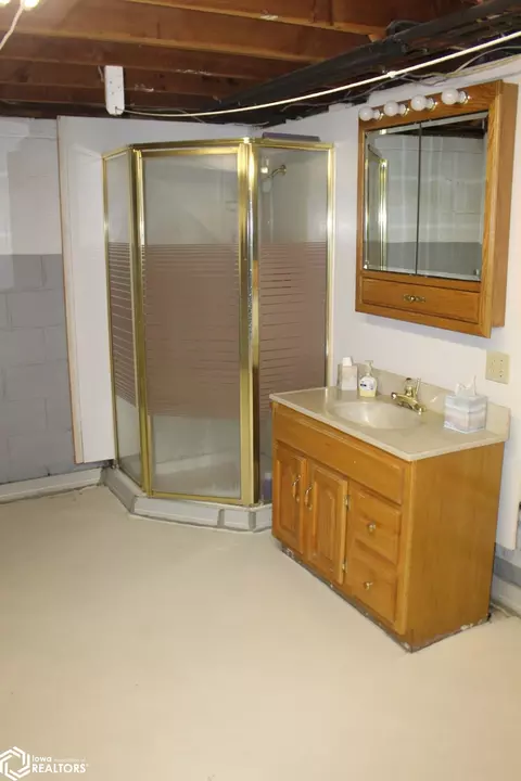 Bath - 960 Front St, Garner, IA 50438 photo 1 of 2