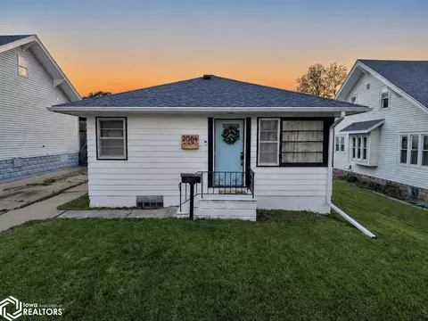 206 12 N 9th St, Marshalltown, IA 50158