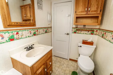 Bath - 506 E Maple Ave, Conrad, IA 50621 photo 2 of 4