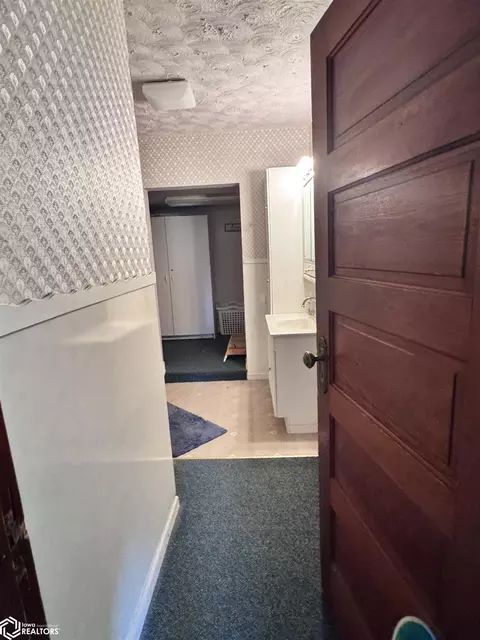 Entry Way - 601 Humboldt Ave, Bode, IA 50519 photo 3 of 10