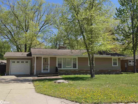 1748 Hillcrest Dr, Mason City, IA 50401