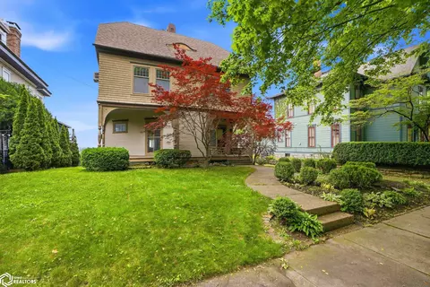 1018 N 4th St, Burlington, IA 52601