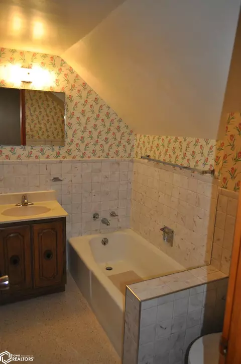 Bath - 19418 Timber Ave, Glidden, IA 51443 photo 3 of 4