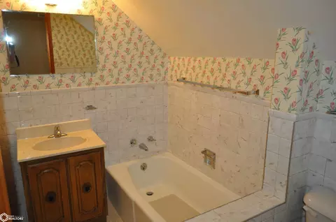 Bath - 19418 Timber Ave, Glidden, IA 51443 photo 4 of 4