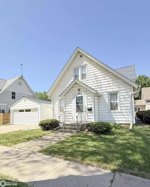 207 3rd St SE, Hampton, IA 50441
