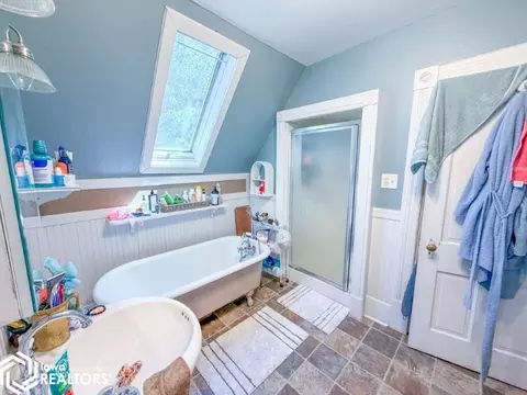 Bath - 1440 170th St, Hampton, IA 50441 photo 3 of 6