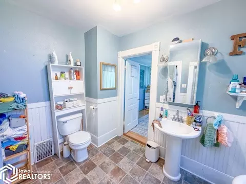 Bath - 1440 170th St, Hampton, IA 50441 photo 5 of 6