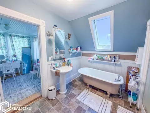Bath - 1440 170th St, Hampton, IA 50441 photo 6 of 6