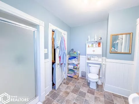 Bath - 1440 170th St, Hampton, IA 50441 photo 4 of 6
