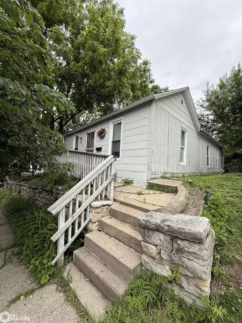 258 S 10th St, Burlington, IA 52601