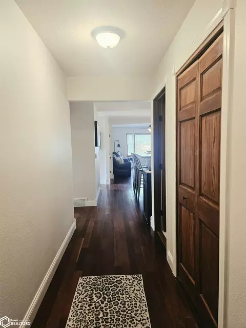 Entry Way - 42 Golf View Ct, Garner, IA 50438 photo 2 of 2
