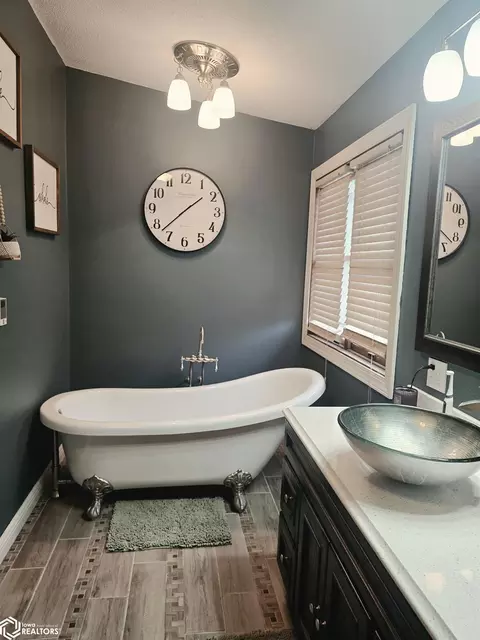 Bath - 42 Golf View Ct, Garner, IA 50438 photo 3 of 5