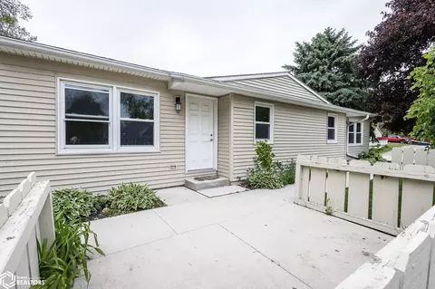 207 8th Ave S, Clear Lake, IA 50428