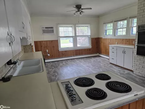 Kitchen - 407 E Wall St, Centerville, IA 52544 photo 4 of 4