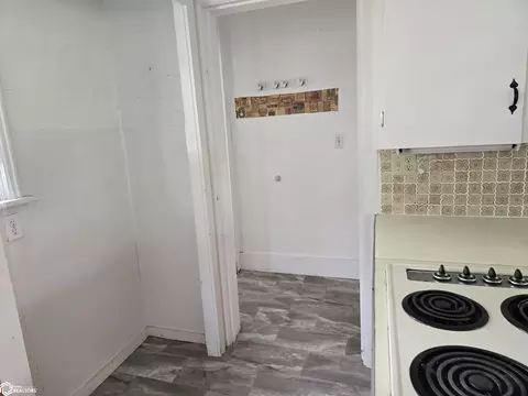 Entry Way - 407 E Wall St, Centerville, IA 52544 photo 1 of 3