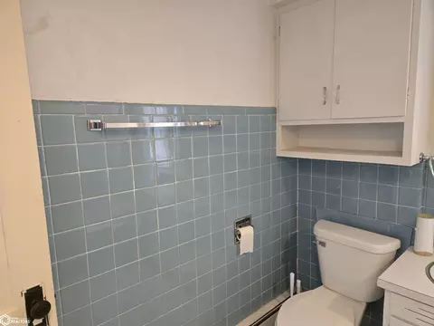 Bath - 407 E Wall St, Centerville, IA 52544 photo 3 of 3