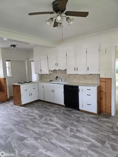 Kitchen - 407 E Wall St, Centerville, IA 52544 photo 2 of 4